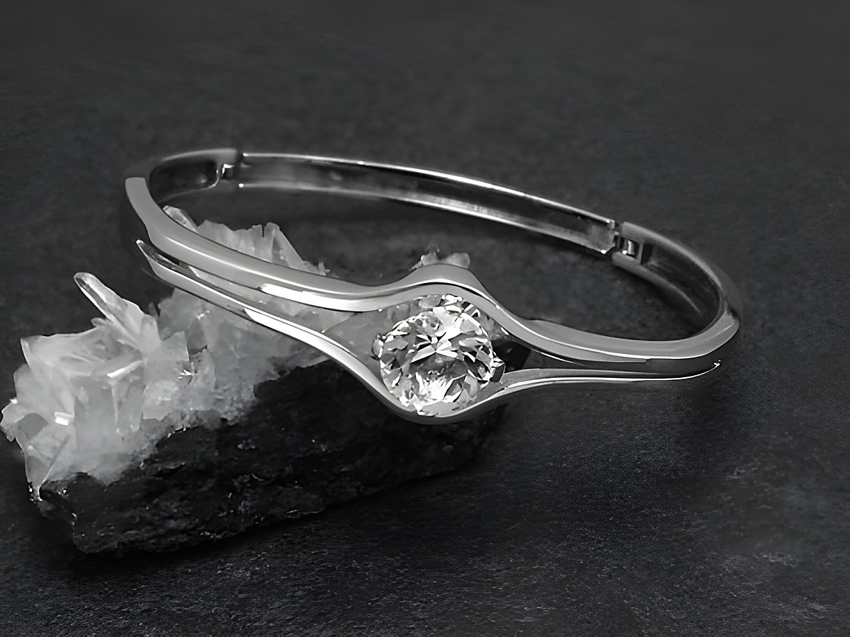 Silber Armreifen pompös 14,3 mm rhodiniert 17 cm von Juwelier Harnisch, elegant mit funkelndem Stein, stilvoll auf schwarzem Hintergrund präsentiert.
