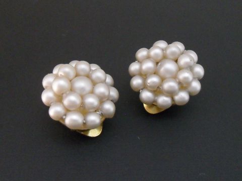 Ohrclip in hellgrau Perlentraum mit goldfarbenem Clip und seidenmatten, synthetischen Zuchtperlen, elegant und stilvoll, Hersteller Juwelier Harnisch.
