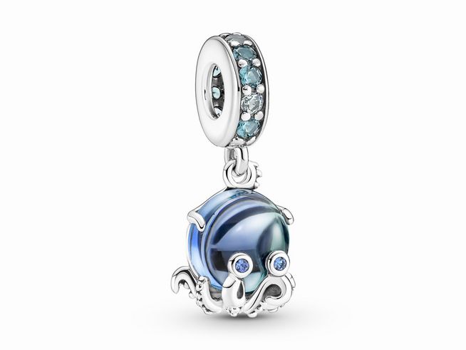 Süßer Oktopus Charm-Anhänger aus Murano-Glas in Blau mit Sterling Silber und Kristallen, kunstvoll gestaltet mit funkelnden Details und einem verspielten Design.
