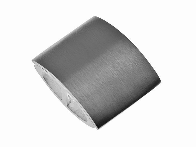 Ein modernes unisex Silbermedaillon in mattierter Oberfläche, hergestellt von Juwelier Harnisch, mit speziellen Formen für individuelle Gestaltung.