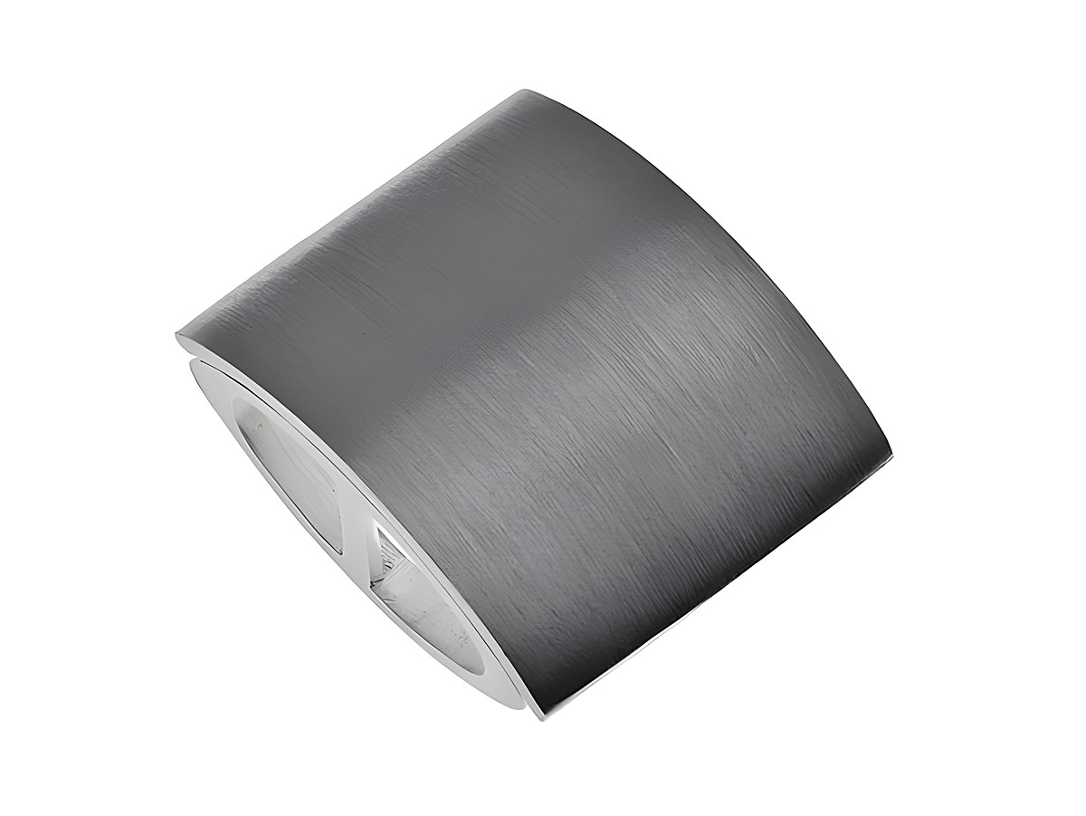 Ein modernes unisex Silbermedaillon in mattierter Oberfläche, hergestellt von Juwelier Harnisch, mit speziellen Formen für individuelle Gestaltung.