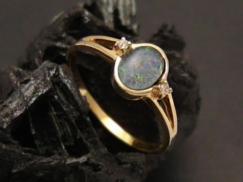 Goldring fein Gold 333 mit einem Opal-Triplette in der Mitte, umgeben von kleinen Diamanten, Größe 55,5, Hersteller Juwelier Harnisch, geeignet bis Größe 56/18.