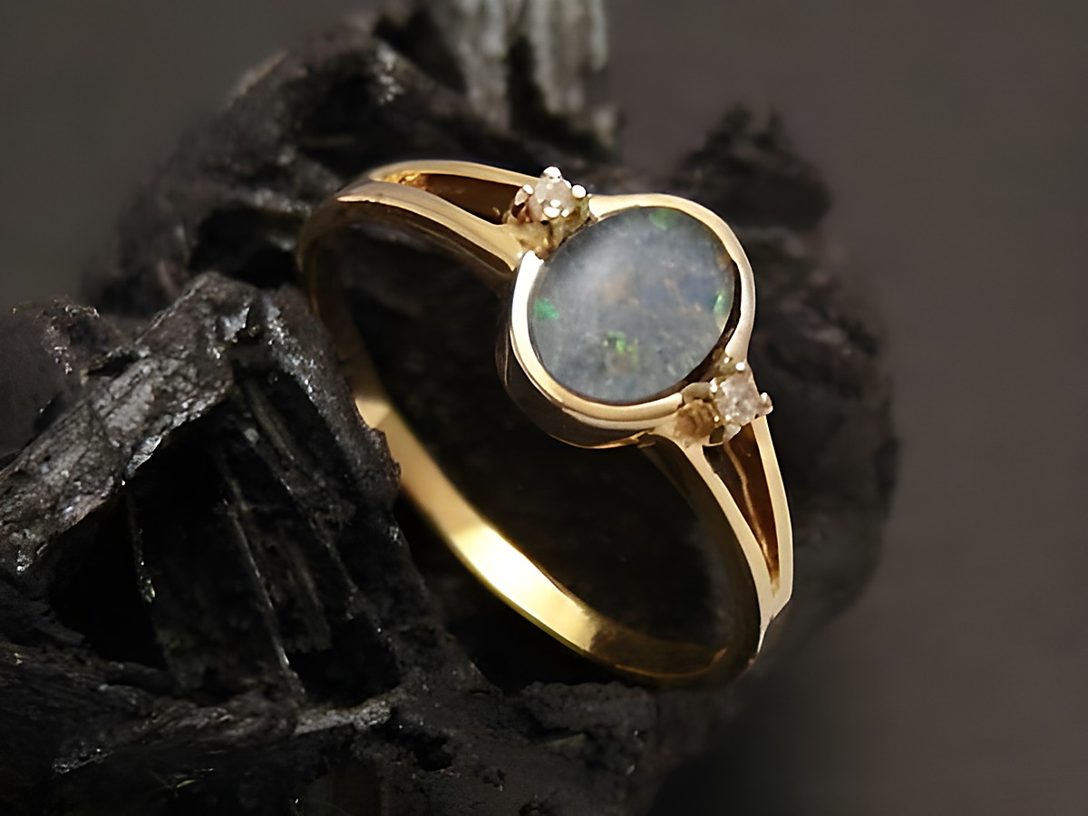 Goldring fein Gold 333 mit einem Opal-Triplette in der Mitte, umgeben von kleinen Diamanten, Größe 55,5, Hersteller Juwelier Harnisch, geeignet bis Größe 56/18.