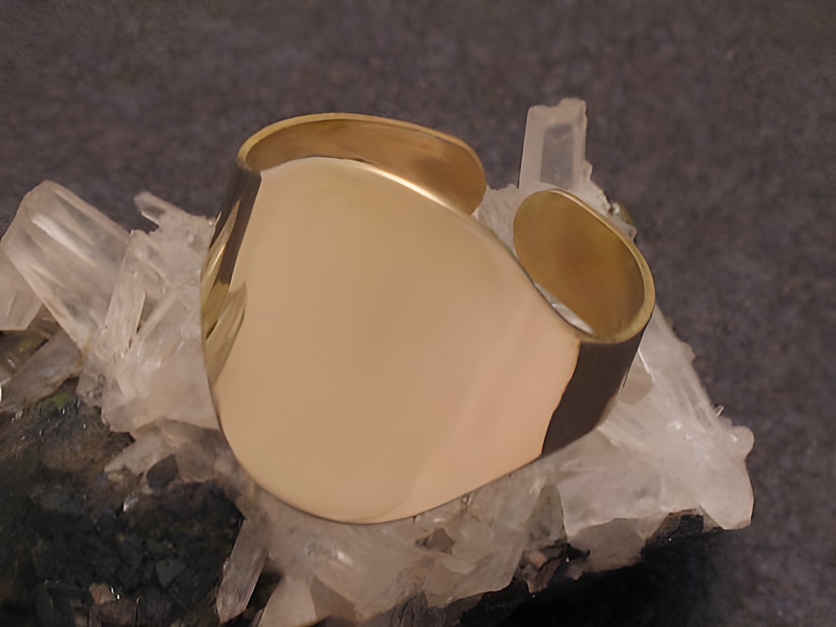 Goldring flexibel Gold 333 Größe 61 verstellbar Hersteller Juwelier Harnisch über Größe 60 19 auf kristallinem Untergrund dargestellt.