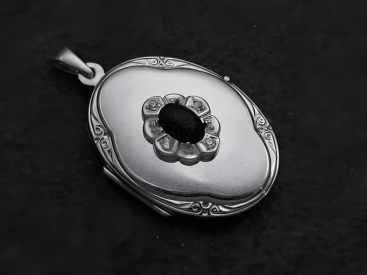 Medaillon aus Sterling Silber mit Cabochon und Brillanten, zentraler grüner Stein umgeben von einer blütenförmigen Anordnung von funkelnden Diamanten, elegant und zeitlos, gefertigt von Juwelier Harnisch.