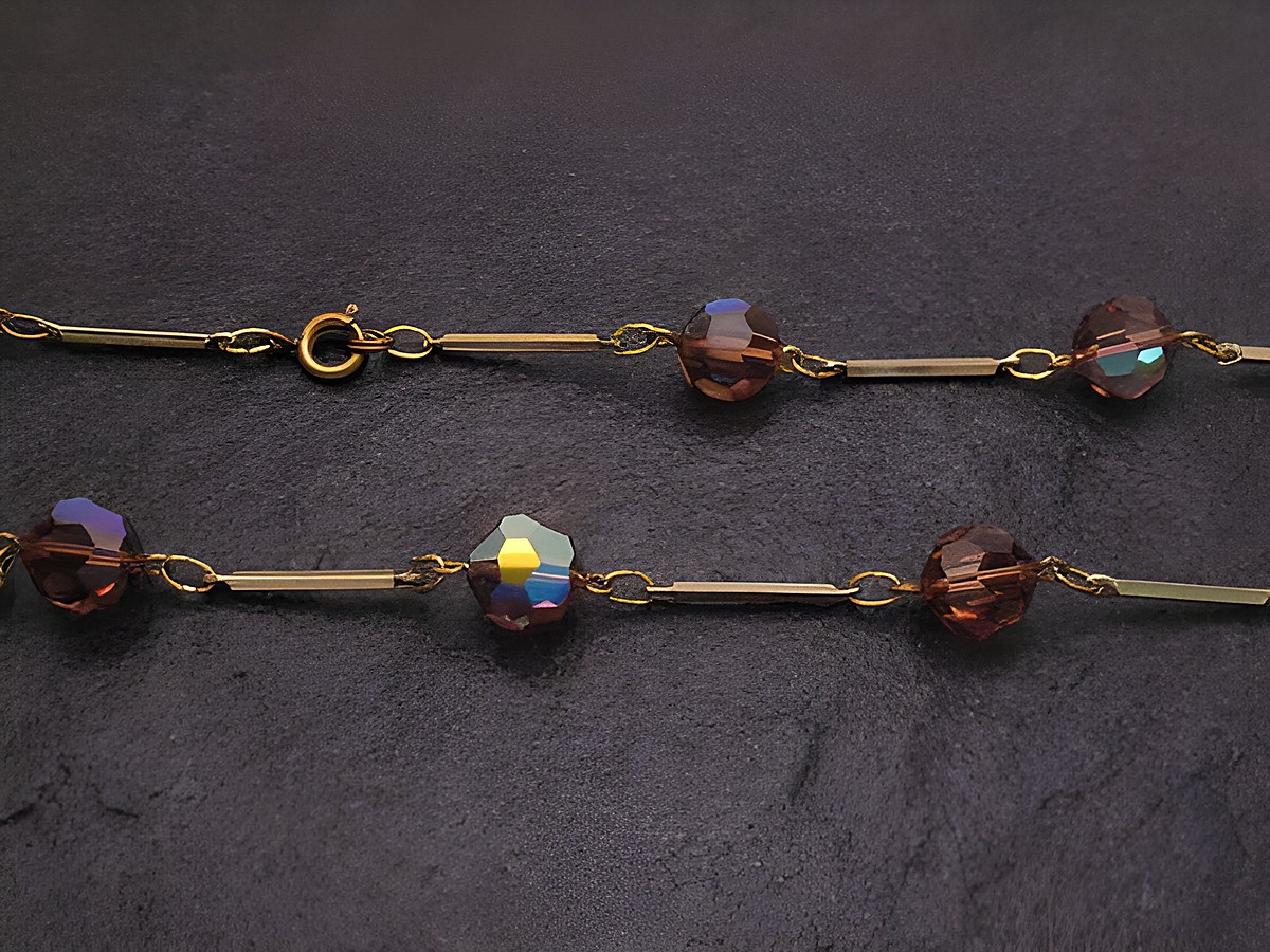 Braune Strasskette 54 cm lang und 10x10 mm breit, mit funkelnden Steinen und goldfarbener Kette, hergestellt von Juwelier Harnisch. Ideal für stilvolle Akzente.