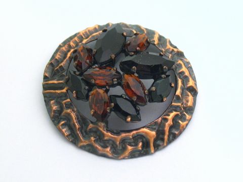 Runde Strass Brosche im bronze look mit gefasstem Strass in verschiedenen Farben, Hersteller Juwelier Harnisch. Elegante Schmuckstück für jeden Anlass.