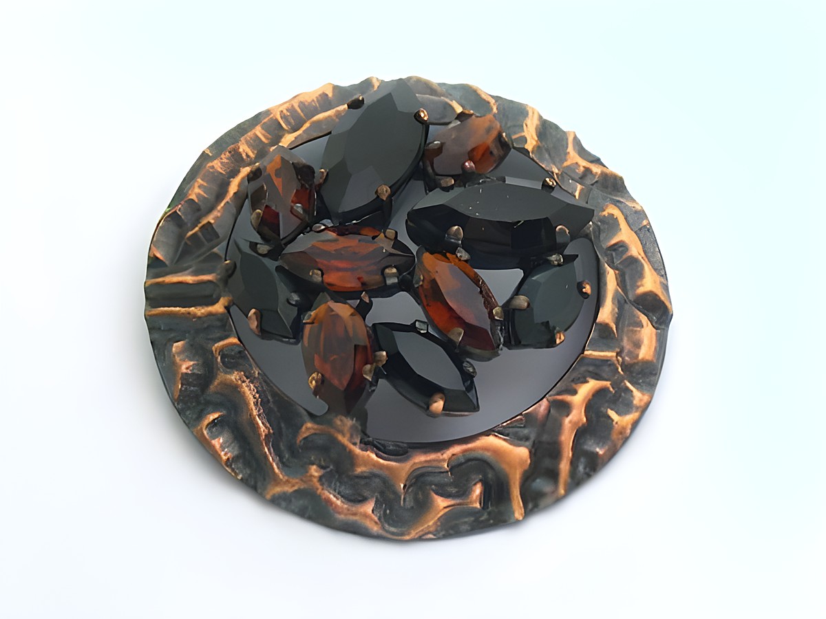 Runde Strass Brosche im bronze look mit gefasstem Strass in verschiedenen Farben, Hersteller Juwelier Harnisch. Elegante Schmuckstück für jeden Anlass.