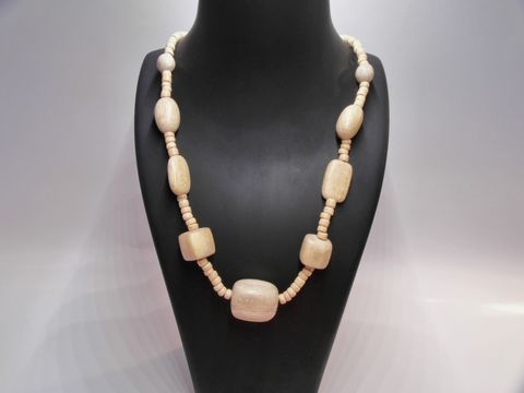 Holzkette Multiform 25 mm naturbraun 60 cm aus Holzschmuck von Juwelier Harnisch, elegant und vielseitig, ideal für jeden Anlass, präsentiert an einem schwarzen Halsmodell.