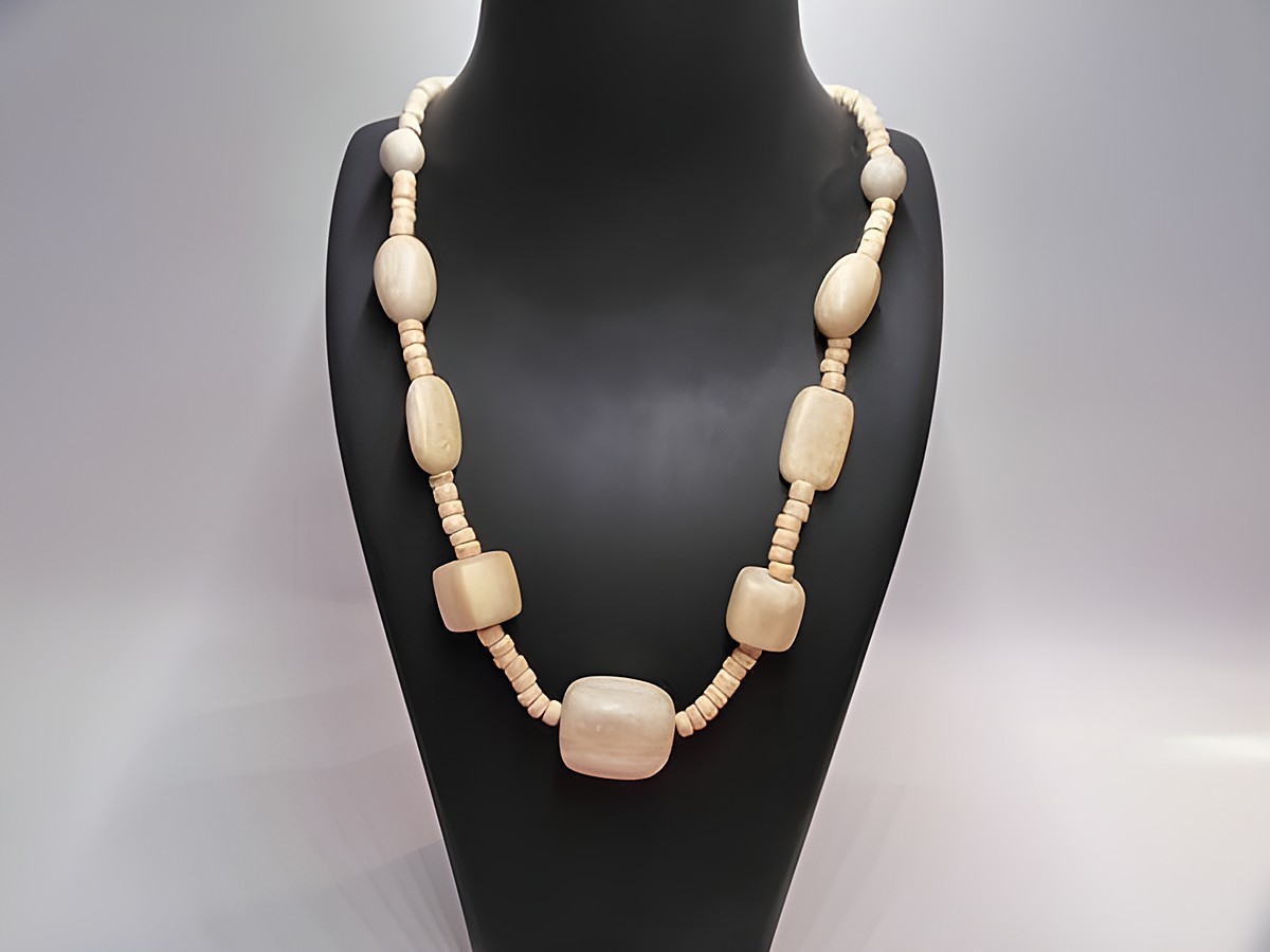 Holzkette Multiform 25 mm naturbraun 60 cm aus Holzschmuck von Juwelier Harnisch, elegant und vielseitig, ideal für jeden Anlass, präsentiert an einem schwarzen Halsmodell.