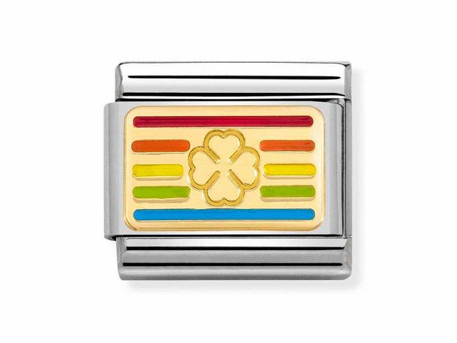 Nomination Classic Gelbgold 030263 25 Glücksklee auf Streifen Emaille bunt zeigt ein filigranes Design mit einem vierblättrigen Kleeblatt auf einem bunten Streifen Hintergrund in Gelb, Rot, Grün, Blau und Orange.