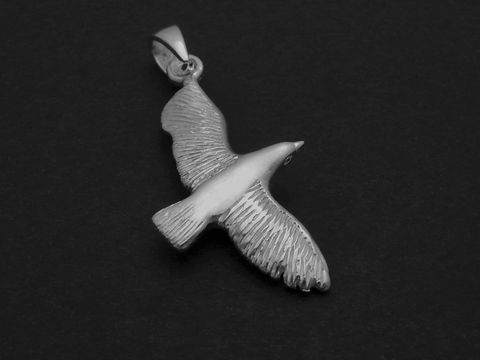Silber Anhänger in Form eines fliegenden Vogels, hergestellt von Juwelier Harnisch, symbolisch für Freiheit und Natur. Elegant und detailreich gestaltet. Ideal für Tierliebhaber.