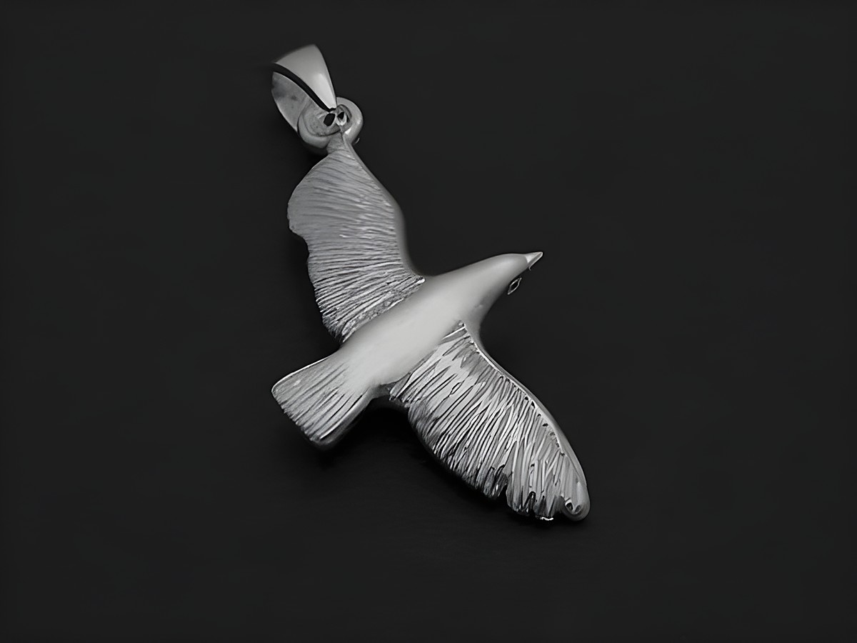 Silber Anhänger in Form eines fliegenden Vogels, hergestellt von Juwelier Harnisch, symbolisch für Freiheit und Natur. Elegant und detailreich gestaltet. Ideal für Tierliebhaber.