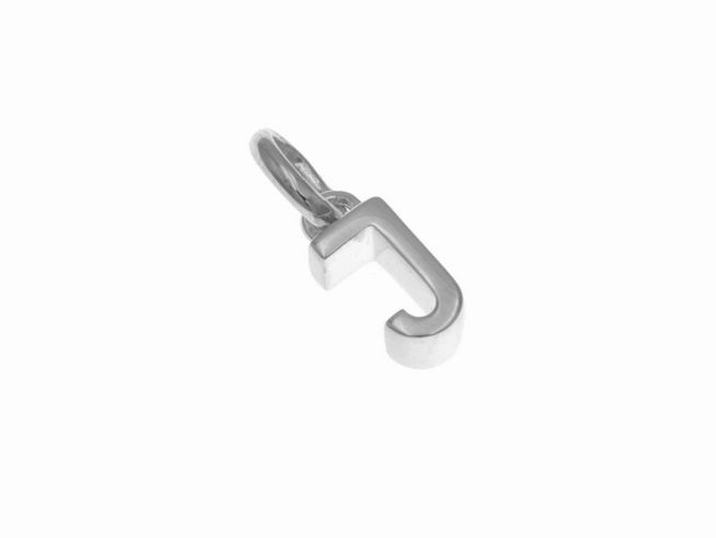 Anhänger aus poliertem rhodiniertem Sterling Silber in Form des Buchstabens J, hergestellt von Juwelier Harnisch, ideal zum Schmucktragen oder Verschenken.