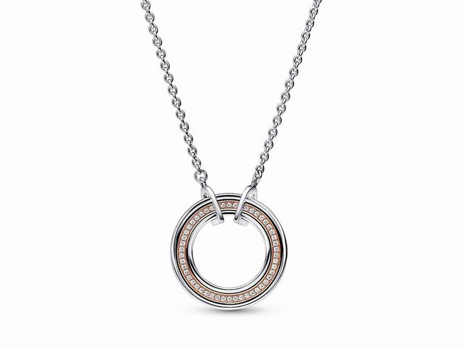 Eine elegante Halskette von Pandora aus Sterling Silber mit Roségold Vergoldung, featuring ein Bicolor Logo und Pavé Zirkonia in einem modischen Ringschmuckdesign.