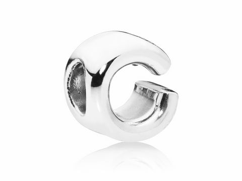 Pandora Charm in Form des Buchstabens C aus 925 Sterling Silber, glänzende Oberfläche, ideal für individuelle Schmuckgestaltungen, passend zu Armbändern und Ketten.