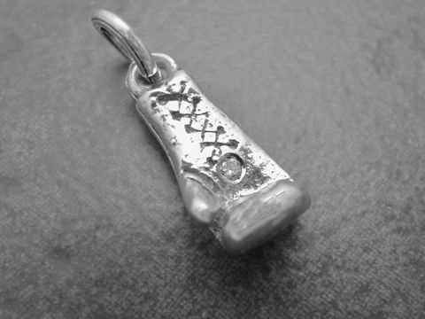Boxhandschuh rechts in silber, sportlich designter Anhänger mit brillant, Größe 20,3 mm, Hersteller Juwelier Harnisch, ideal für Sportliebhaber.