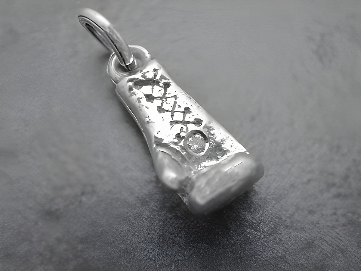 Boxhandschuh rechts in silber, sportlich designter Anhänger mit brillant, Größe 20,3 mm, Hersteller Juwelier Harnisch, ideal für Sportliebhaber.