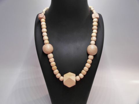 Holzkette Multiform 22 mm naturbraun 60 cm Holz Schmuck von Juwelier Harnisch, besteht aus runden und sechseckigen Holzperlen in verschiedenen Größen und Formen, elegante und natürliche Ausstrahlung.