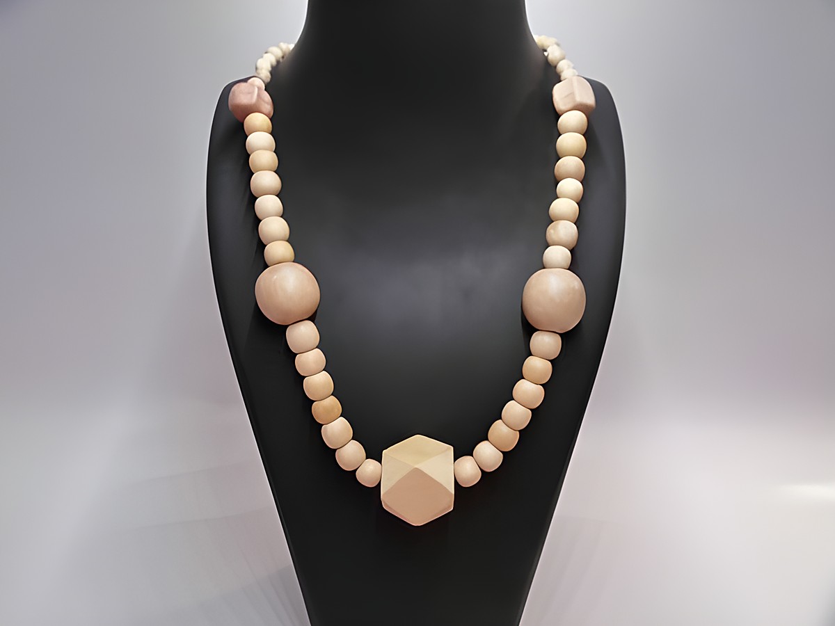Holzkette Multiform 22 mm naturbraun 60 cm Holz Schmuck von Juwelier Harnisch, besteht aus runden und sechseckigen Holzperlen in verschiedenen Größen und Formen, elegante und natürliche Ausstrahlung.