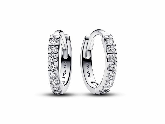 Funkelnde Huggie Ohrringe aus Sterling Silber mit Zirkonia von Pandora, elegantes Design mit strahlenden Steinen, ideal für jeden Anlass.