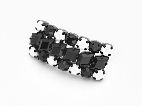 Strass Brosche in Weiß und Schwarz, länglich gefasst, hergestellt von Juwelier Harnisch. Die Brosche verleiht jedem Outfit einen eleganten Akzent und ist ideal für besondere Anlässe.