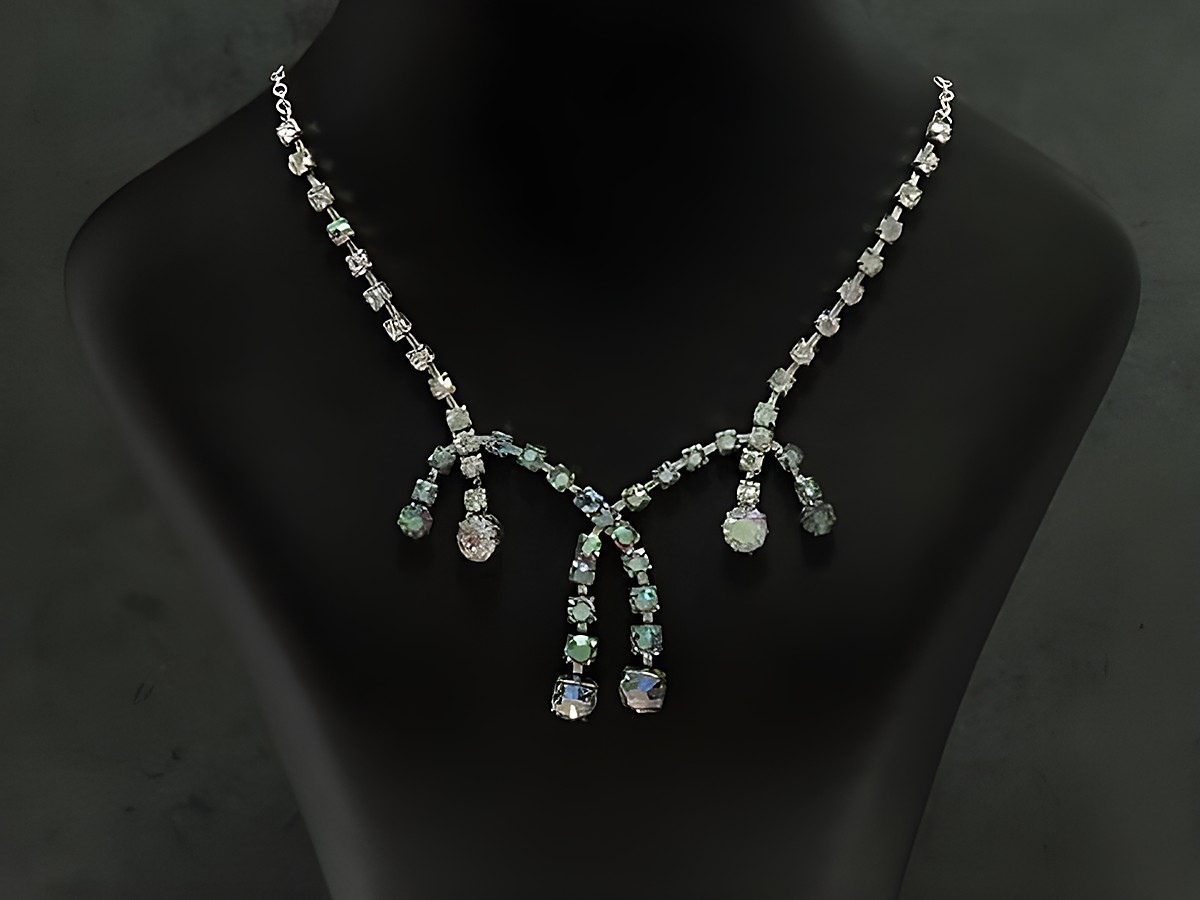 Strass Collier Kette in edlem Design mit buntem Schimmer, 38-45 cm, hergestellt von Juwelier Harnisch aus Sterling Silber und silberfarbenen Elementen.
