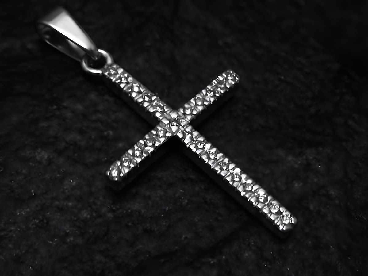Diamant Kreuz aus 25 Diamanten in Weißgold 585, hergestellt von Juwelier Harnisch, elegant und funkelnd, ideal als Schmuckstück für besondere Anlässe.