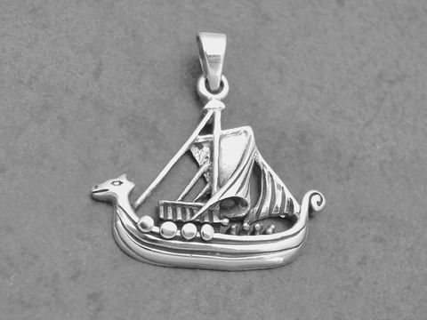 Silber Anhänger in Form eines Wikingerschiffs, maritimes Design, Hersteller Juwelier Harnisch, ideal für Liebhaber der Seefahrt und maritimer Schmuckstücke.