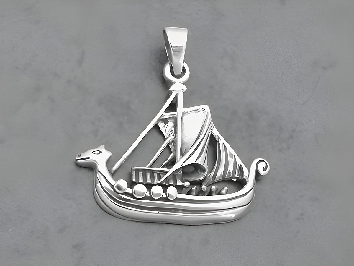 Silber Anhänger in Form eines Wikingerschiffs, maritimes Design, Hersteller Juwelier Harnisch, ideal für Liebhaber der Seefahrt und maritimer Schmuckstücke.