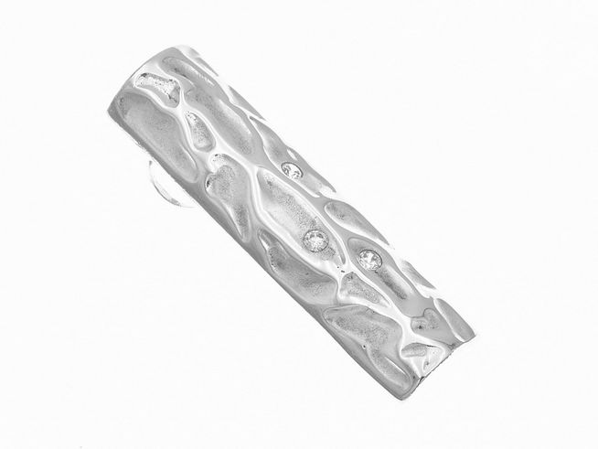 Ein Anhänger in rechteckiger Form aus teilmattiertem Sterling Silber, verziert mit Zirkonia, strahlt eine geheimnisvolle Eleganz aus. Hersteller ist Juwelier Harnisch.