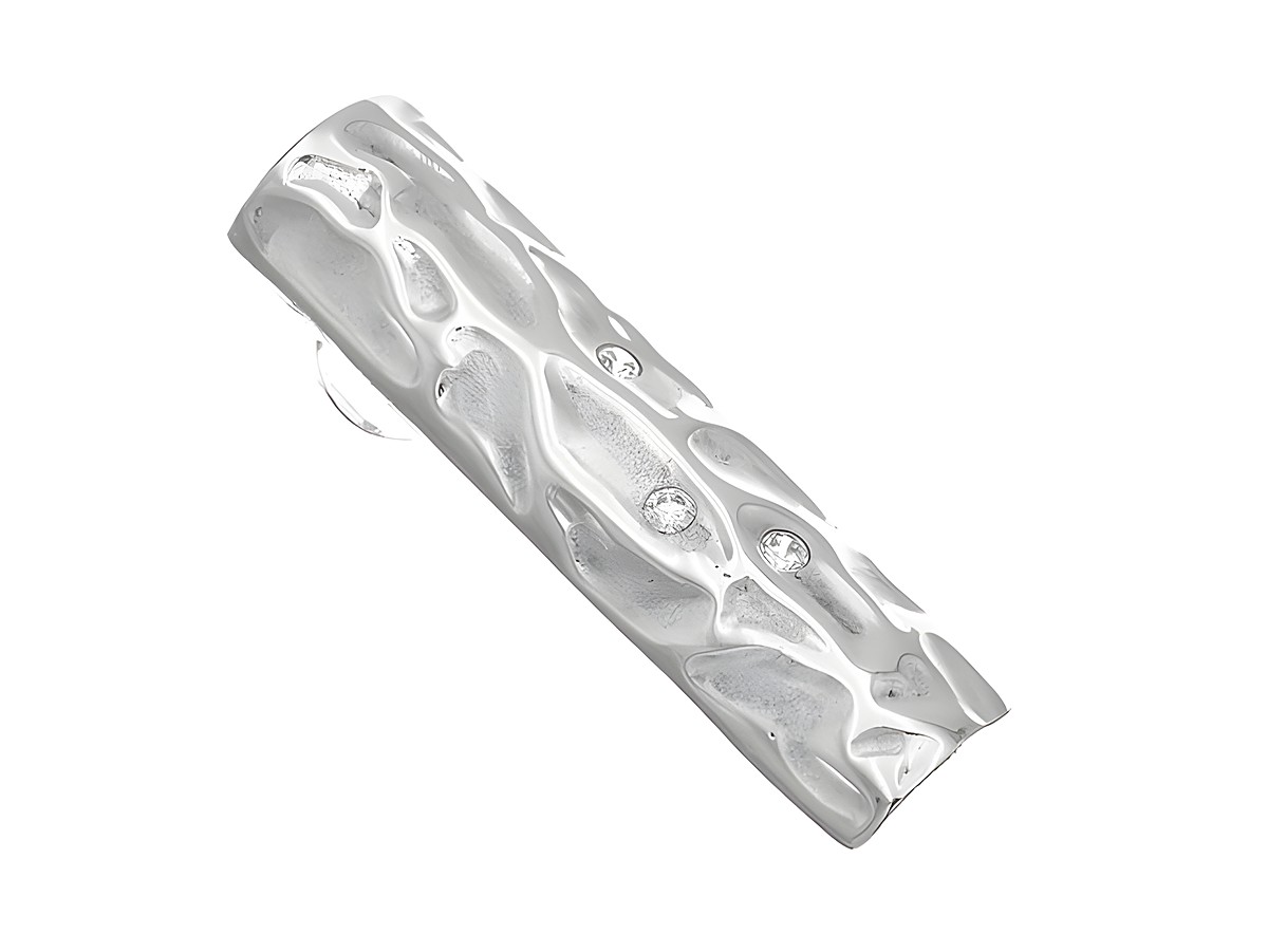 Ein Anhänger in rechteckiger Form aus teilmattiertem Sterling Silber, verziert mit Zirkonia, strahlt eine geheimnisvolle Eleganz aus. Hersteller ist Juwelier Harnisch.