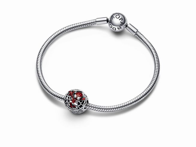 Armband aus Sterling Silber mit einer mehrfarbigen Emaille Bead im Spider-Man Design, hergestellt von Pandora, ideal für Fans des Marvel Universums.