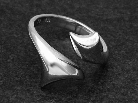 Silberring in filigraner Ausführung, wenig verstellbar, Hersteller Juwelier Harnisch, ohne Stein, rhodiniert, modernes Design mit geschwungenen Formen.