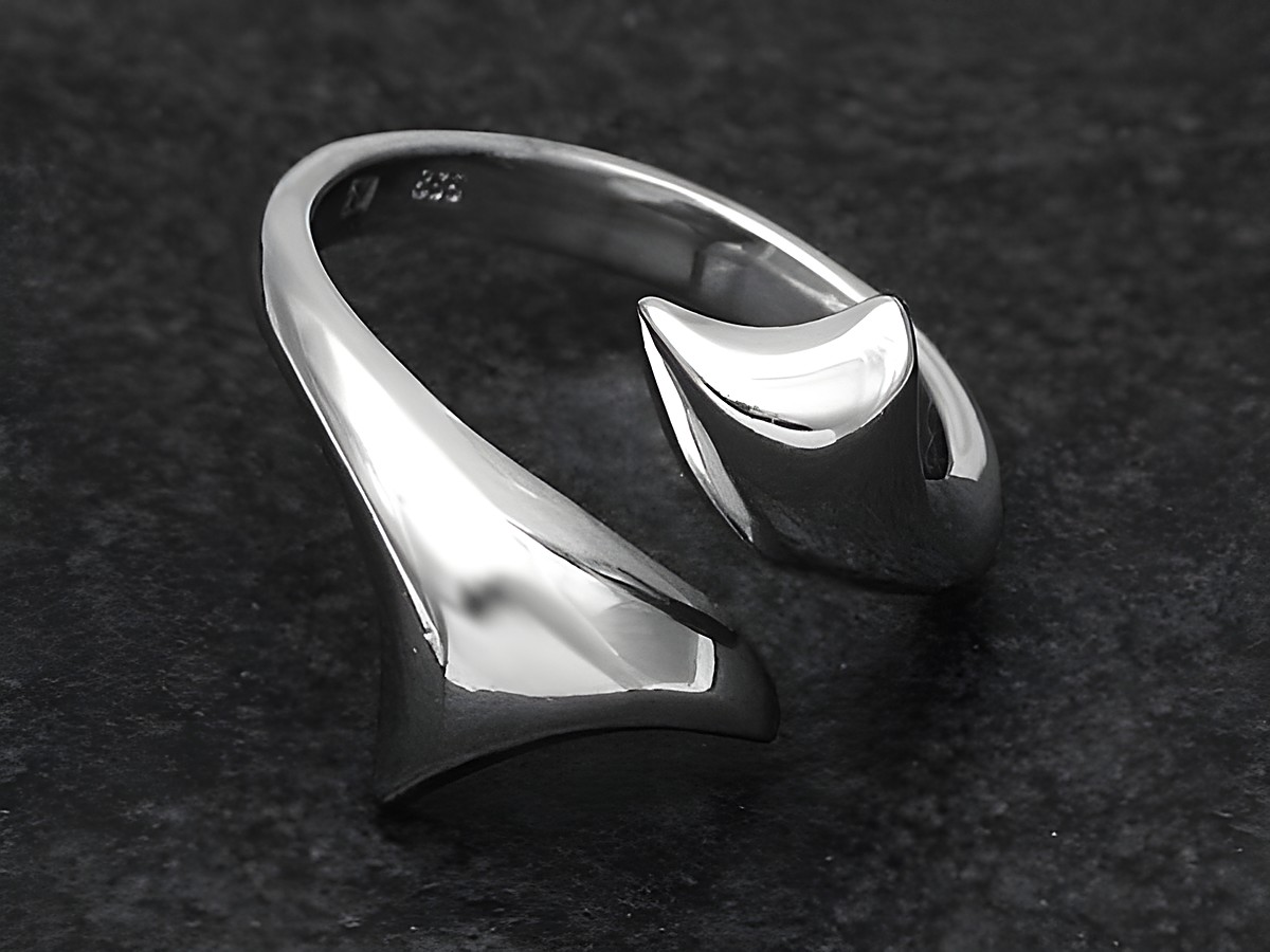 Silberring in filigraner Ausführung, wenig verstellbar, Hersteller Juwelier Harnisch, ohne Stein, rhodiniert, modernes Design mit geschwungenen Formen.