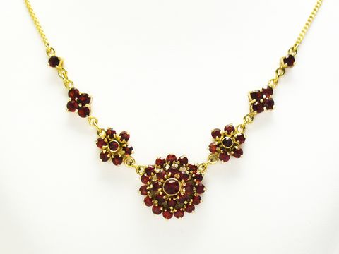 Granat Collier Kette 42 cm aus Silber vergoldet mit filigranen Granatsteinen in Blumenform, hergestellt von Juwelier Harnisch, idealer Schmuck für elegante Anlässe.
