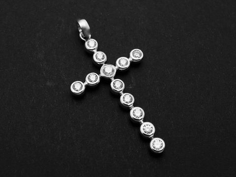 Kreuz Silber Anhänger rhodiniert funkelnd mit Zirkonia befestigt an einem Aufhänger, Hersteller Juwelier Harnisch, verziert mit einem eleganten Muster.