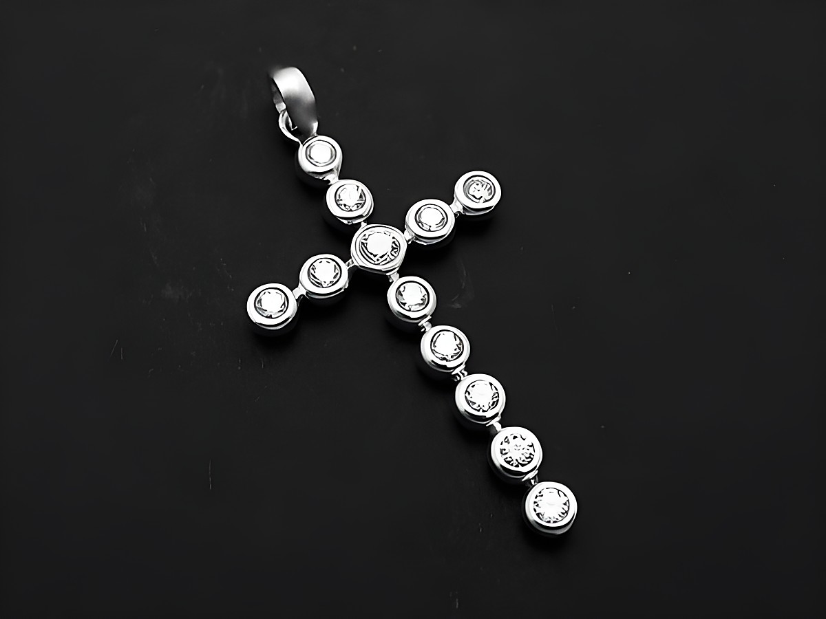 Kreuz Silber Anhänger rhodiniert funkelnd mit Zirkonia befestigt an einem Aufhänger, Hersteller Juwelier Harnisch, verziert mit einem eleganten Muster.