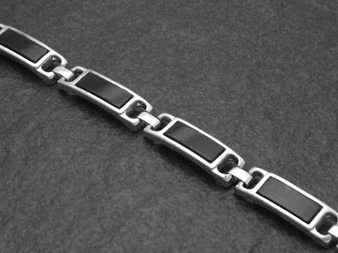 Silber Armband 19 cm mit echtem Onyx Einzelstück, Hersteller Juwelier Harnisch, alt, elegant gestaltete Glieder mit schwarzem Onyx in der Mitte, glänzendes Silber.