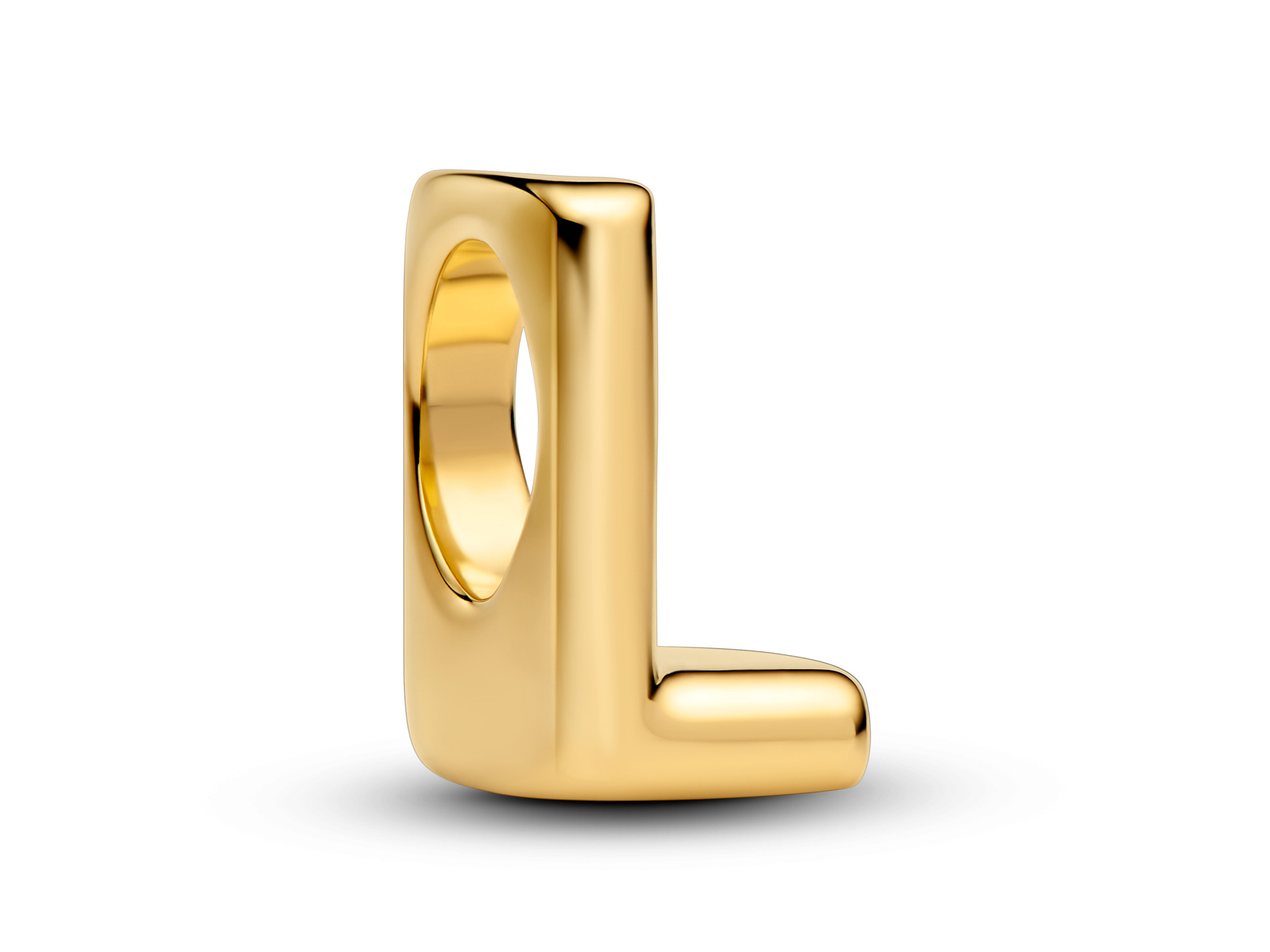 Goldvergoldeter Buchstabe L aus der Pandora Neuheiten Kollektion, elegant geformt und glänzend, ideal für personalisierte Schmuckstücke oder als dekoratives Element.
