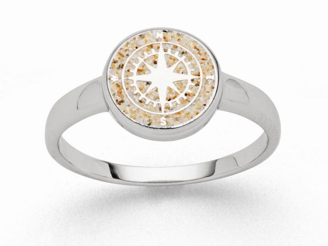 Der DUR Strandring Kompass aus Sterling Silber in Größe 54 zeigt ein filigranes Kompassdesign mit feinen, sandfarbenen Akzenten im Ringkopf.