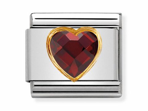 Zirkoniastein in Herzform, rot, mit facettierter Oberfläche, umrandet von goldenem Metall, eingearbeitet in einen silbernen komposablen Element von Nomination Classic.