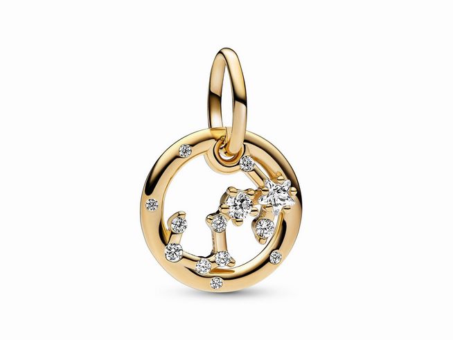 Ein eleganter Charm-Anhänger aus vergoldetem Material, der das Sternzeichen Skorpion zeigt, mit funkelnden Zirkonia-Steinen, ideal als Schmuckstück für astrologische Liebhaber.