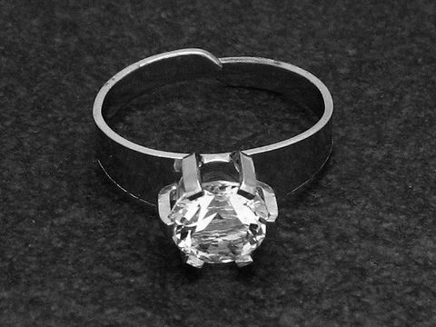 Silberring rho ELEGANT in verstellbarer Größe mit einem glitzernden Bergkristall, rhodiniert, hergestellt vom Juwelier Harnisch.