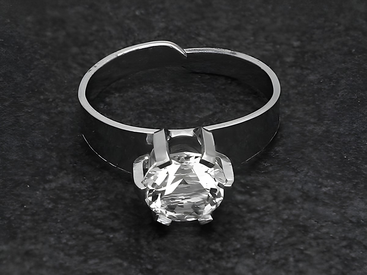 Silberring rho ELEGANT in verstellbarer Größe mit einem glitzernden Bergkristall, rhodiniert, hergestellt vom Juwelier Harnisch.