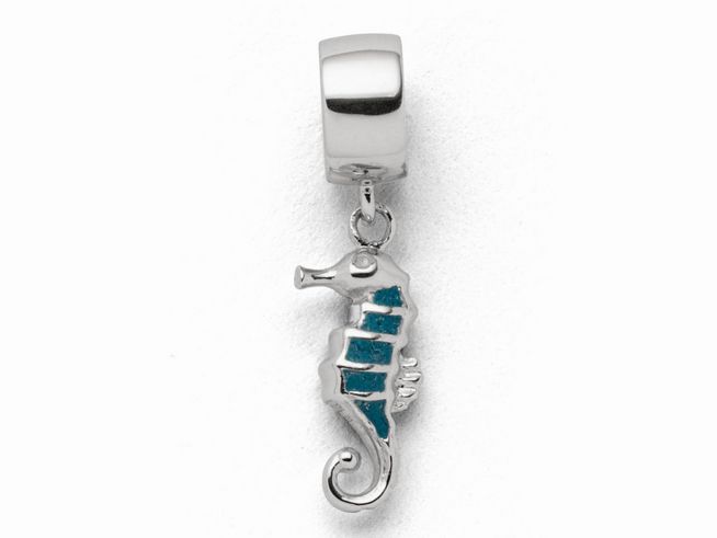Charm in Form eines Seepferds aus Sterling Silber mit blauer Steinsand-Beschichtung, hergestellt von DUR, ideal zum Ergänzen von Armbändern oder Schmuckstücken.
