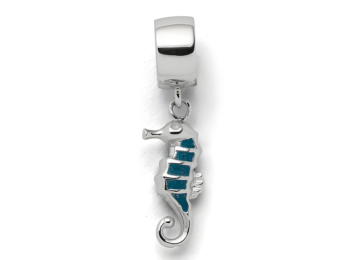Charm in Form eines Seepferds aus Sterling Silber mit blauer Steinsand-Beschichtung, hergestellt von DUR, ideal zum Ergänzen von Armbändern oder Schmuckstücken.