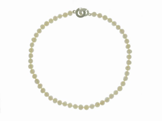 Perlenkette aus Süßwasser-Zuchtperlen 7-8,5 mm in Weiß, Länge 45 cm, mit einem klassischen Silberverschluss, hergestellt von Juwelier Harnisch, zeitlos elegant.