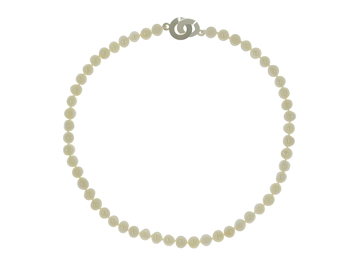 Perlenkette aus Süßwasser-Zuchtperlen 7-8,5 mm in Weiß, Länge 45 cm, mit einem klassischen Silberverschluss, hergestellt von Juwelier Harnisch, zeitlos elegant. – Ansicht 2