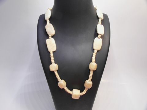 Holzkette Multiform 15 mm naturbraun 60 cm Holz Schmuck von Juwelier Harnisch in elegantem Design, perfekt für einen natürlichen Look, auf einem stilvollen Schmuckständer präsentiert.